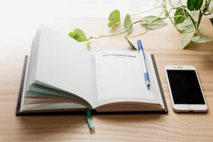 esencias-planta-celular-cuaderno-pluma